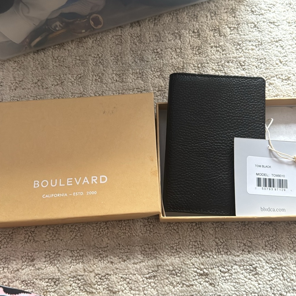 Travel accessories bundle including passport cover - Picture 2 of 7